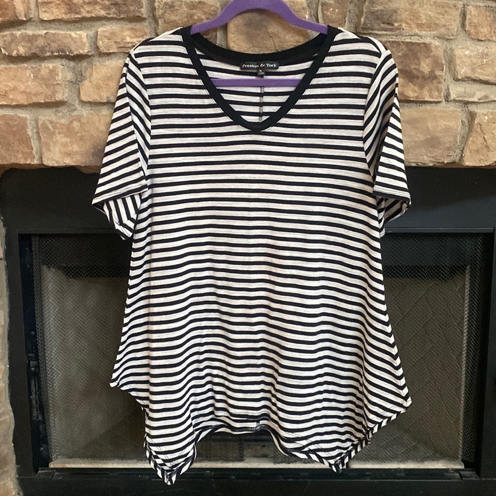 Preston & York black and white striped v-neck top with jagged bottom. Size XL